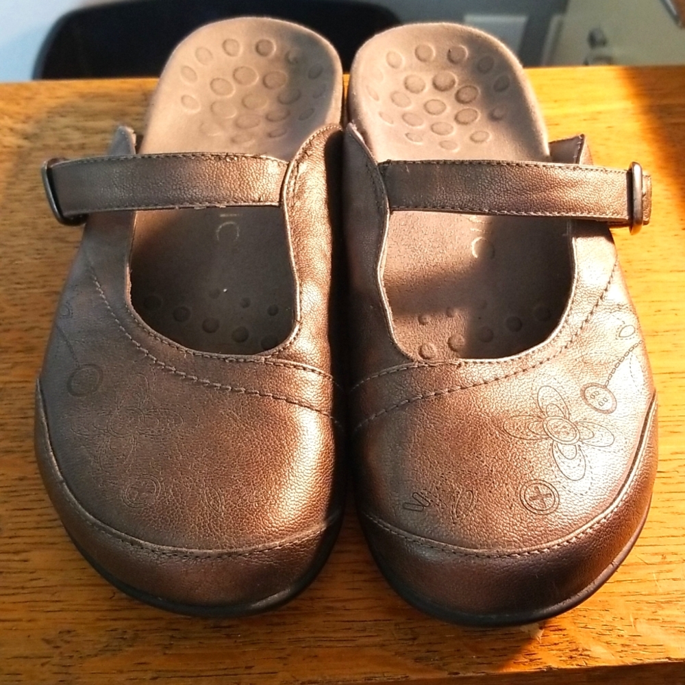 Vionic slip ons, size 6, bronze